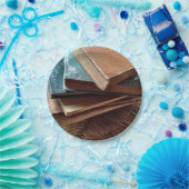 古い使用された本の積み重ね ペーパープレート (パーティー)