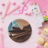 古い使用された本の積み重ね ペーパープレート (パーティー)