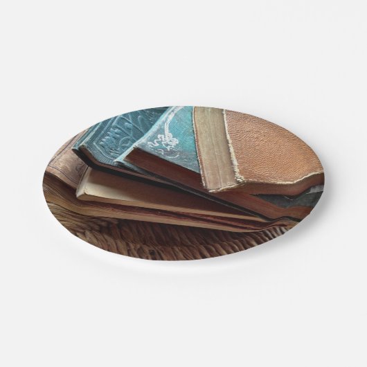 古い使用された本の積み重ね ペーパープレート (アングル)