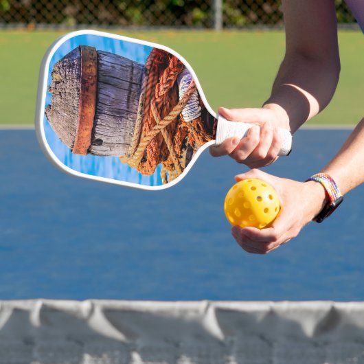 古い係留ボラード ピックルボールラケット (インサイチュ)