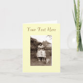 古い写真のかわいい一卵性双生児の女の子姉妹および猫 カード (正面)