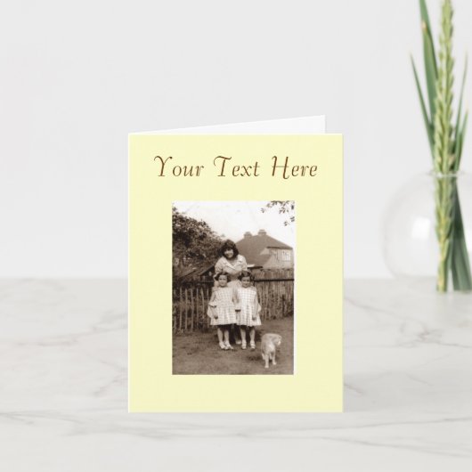 古い写真のかわいい一卵性双生児の女の子姉妹および猫 カード (正面)