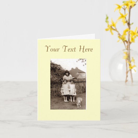 古い写真のかわいい一卵性双生児の女の子姉妹および猫 カード (黄色い花)