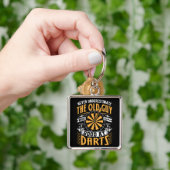 古い学校のダーツ選手を過小評価しない キーホルダー (手)