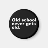 古い学校は決して古くなる – おもしろいことわざ皮肉 マグネット (正面)