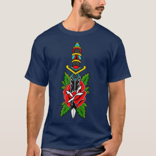 古い学校アメリカの伝統的な短剣とバラのタット Tシャツ