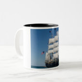古い帆船 ツートーンマグカップ (正面左)