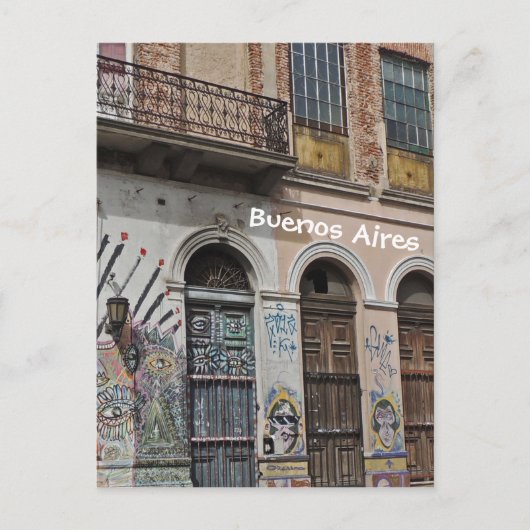 古い建物とバルコニーグラフィティ&ドア ポストカード (正面)