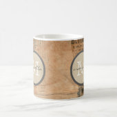 古い引き裂かれたヴィンテージ新聞モノグラム コーヒーマグカップ (中央)