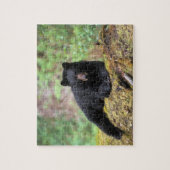 古い成長のログに黒いクマ ジグソーパズル (縦)