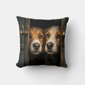 古い戸口から覗き込む犬 クッション (正面)