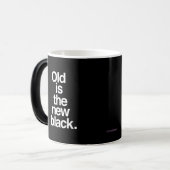 古い新しい黒いことわざのおもしろい老化ユーモアのマグカップ モーフィングマグカップ (正面左)
