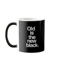 古い新しい黒いことわざのおもしろい老化ユーモアのマグカップ