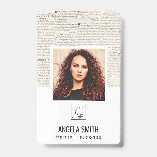 古い新聞のテクスチャ従業員の写真バーコード名 バッジ (表面)