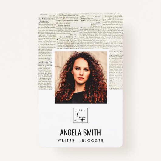 古い新聞のテクスチャ従業員の写真バーコード名 バッジ (正面)