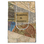 古い旅行はヴィンテージのコラージュ、名前をカスタムするの地図を描きます ミディアムペーパーバッグ (裏面)