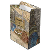 古い旅行はヴィンテージのコラージュ、名前をカスタムするの地図を描きます ミディアムペーパーバッグ (裏面アングル)