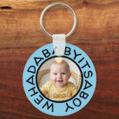 古い日おもしろいからのWehadabyitsaboy文字 キーホルダー (正面)