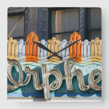 古い映画玄関ひさしの柱時計