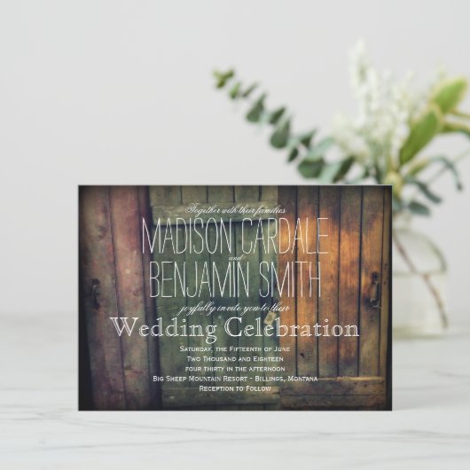 古い木のドアの素朴な国の結婚式招待状 招待状 (スタンド正面)