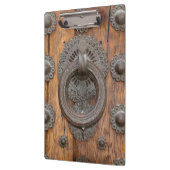古い木のドアの金属のノッカー クリップボード (左)