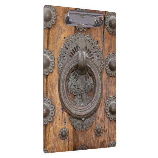 古い木のドアの金属のノッカー クリップボード (右)