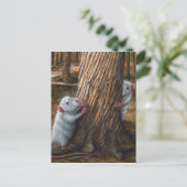 古い木の隠れてネズミ葉書を探す ポストカード (スタンド正面)