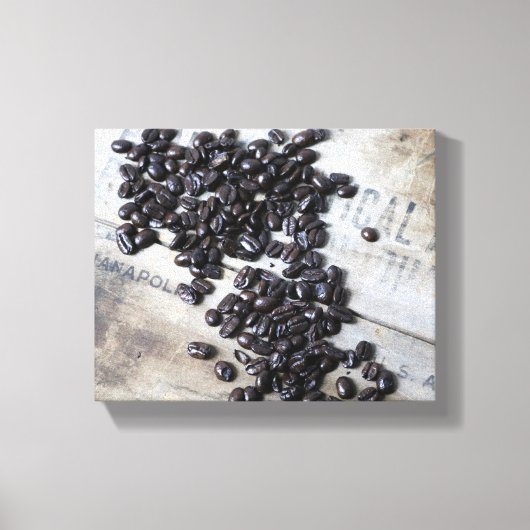 古い木箱の上のコーヒー豆の色8x10 キャンバスプリント (正面)