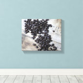 古い木箱の上のコーヒー豆の色8x10 キャンバスプリント (インサイチュ (ウッドフロア))