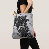 古い木箱の上の黒と白のコーヒー豆 トートバッグ (クローズアップ)