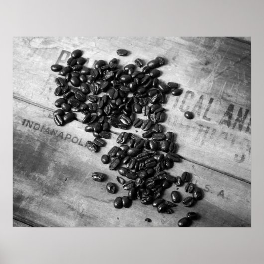 古い木箱の黒と白のコーヒー豆16x20 ポスター (正面)