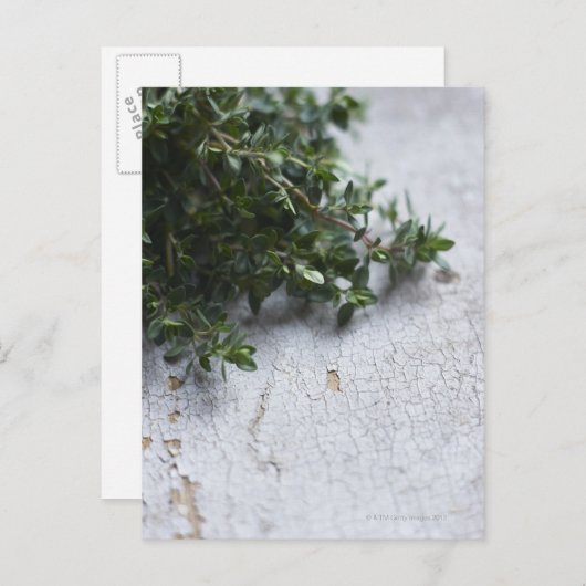 古い木製のテーブルの上のタイム ポストカード (正面/裏面)