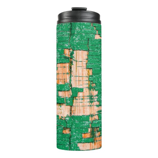 古い木製のフェンスの質感は粗末である。グレ タンブラー (正面)