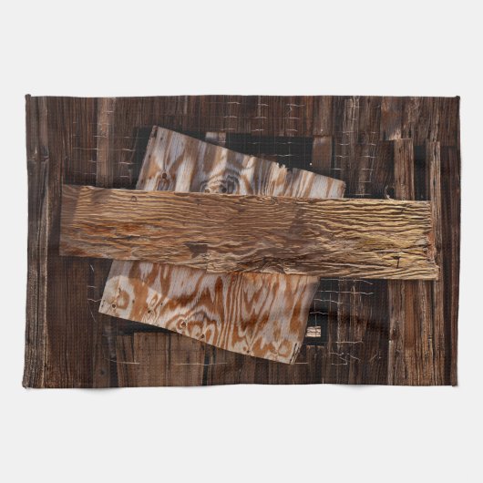 古い木製の家の窓に乗り込まれた キッチンタオル (横)