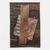 古い木製の家の窓に乗り込まれた キッチンタオル (縦)