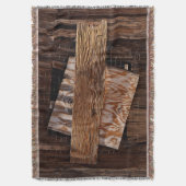 古い木製の家の窓に乗り込まれた スローブランケット (正面縦)