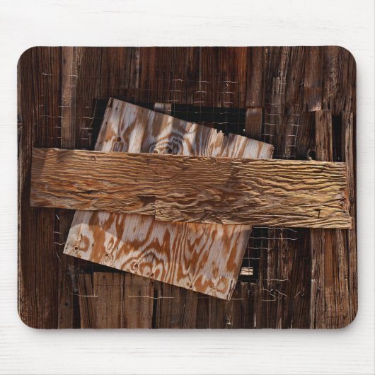 古い木製の家の窓に乗り込まれた マウスパッド (正面)