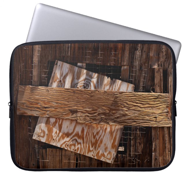 古い木製の家の窓に乗り込まれた ラップトップスリーブ (正面)