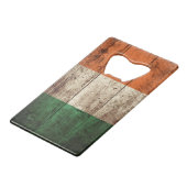 古い木製の穀物のアイルランドの旗 クレジットカード栓抜き (正面アングル)