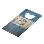 古い木製の穀物のグアテマラの旗 クレジットカード栓抜き (正面アングル)