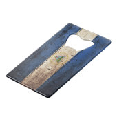 古い木製の穀物のニカラグアの旗 クレジットカード栓抜き (正面アングル)