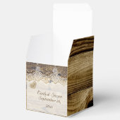 古い木製の素朴な上の白いレースとハート結婚。 フェイバーボックス (オープン)