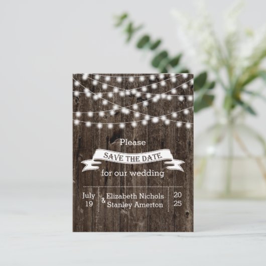 古い木製の結婚式のライトの文字列の日付を保存 案内ポストカード (スタンド正面)