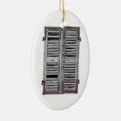 古い木製シャッターが付いている閉鎖した窓 セラミックオーナメント (右)