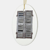 古い木製シャッターが付いている閉鎖した窓 セラミックオーナメント (左)