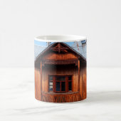古い木製伝統的の家の宿泊施設、アンシャン コーヒーマグカップ (中央)