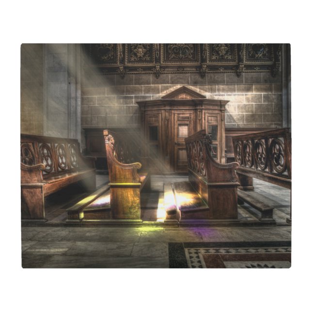 古い木製教会のベンチと膝蓋付き メタルプリント (正面)