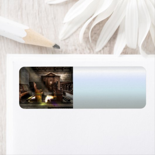 古い木製教会のベンチと膝蓋付き ラベル (インサイチュ)