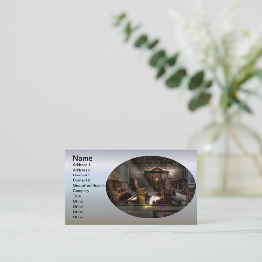 古い木製教会のベンチと膝蓋付き 名刺 (スタンド正面)