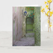 古い村の古い路地に古い戸口 カード (黄色い花)